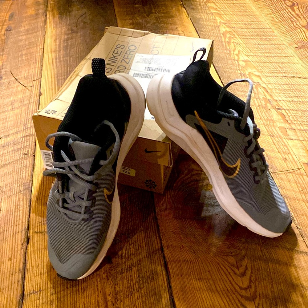 Youth EUC size 7 NIKE shoes worn 1x.